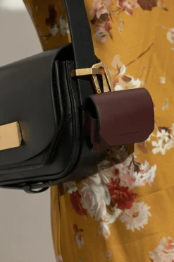AllSaints BRĄZOWY Etui na AirPods