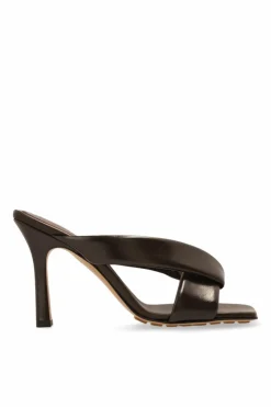 Bottega Veneta BRĄZOWY Skórzane klapki na obcasie `Riva`