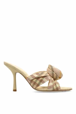 Burberry beżowy Klapki na obcasie `Mews`