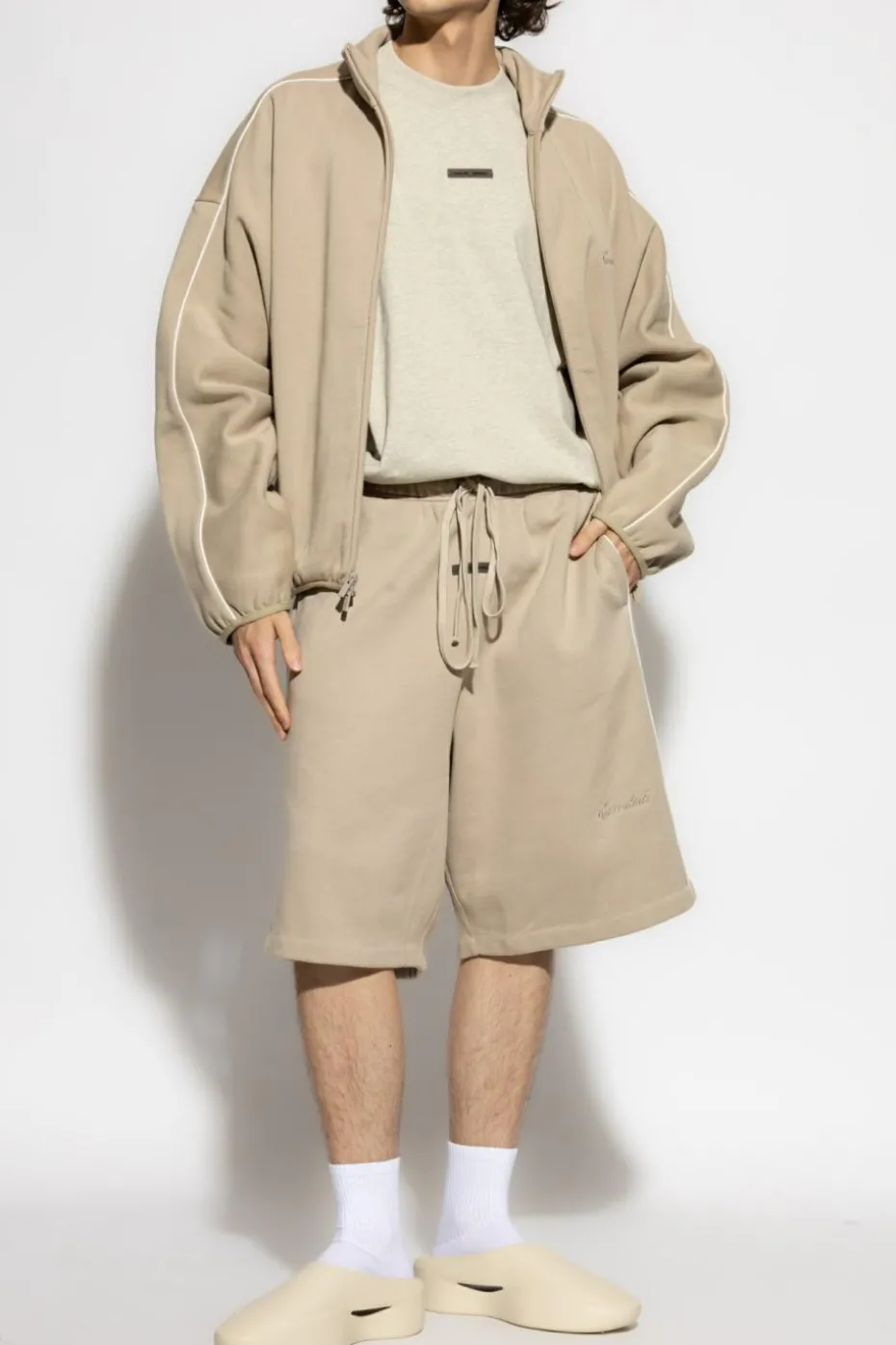 Fear Of God Essentials beżowy Dresowe szorty z lampasami