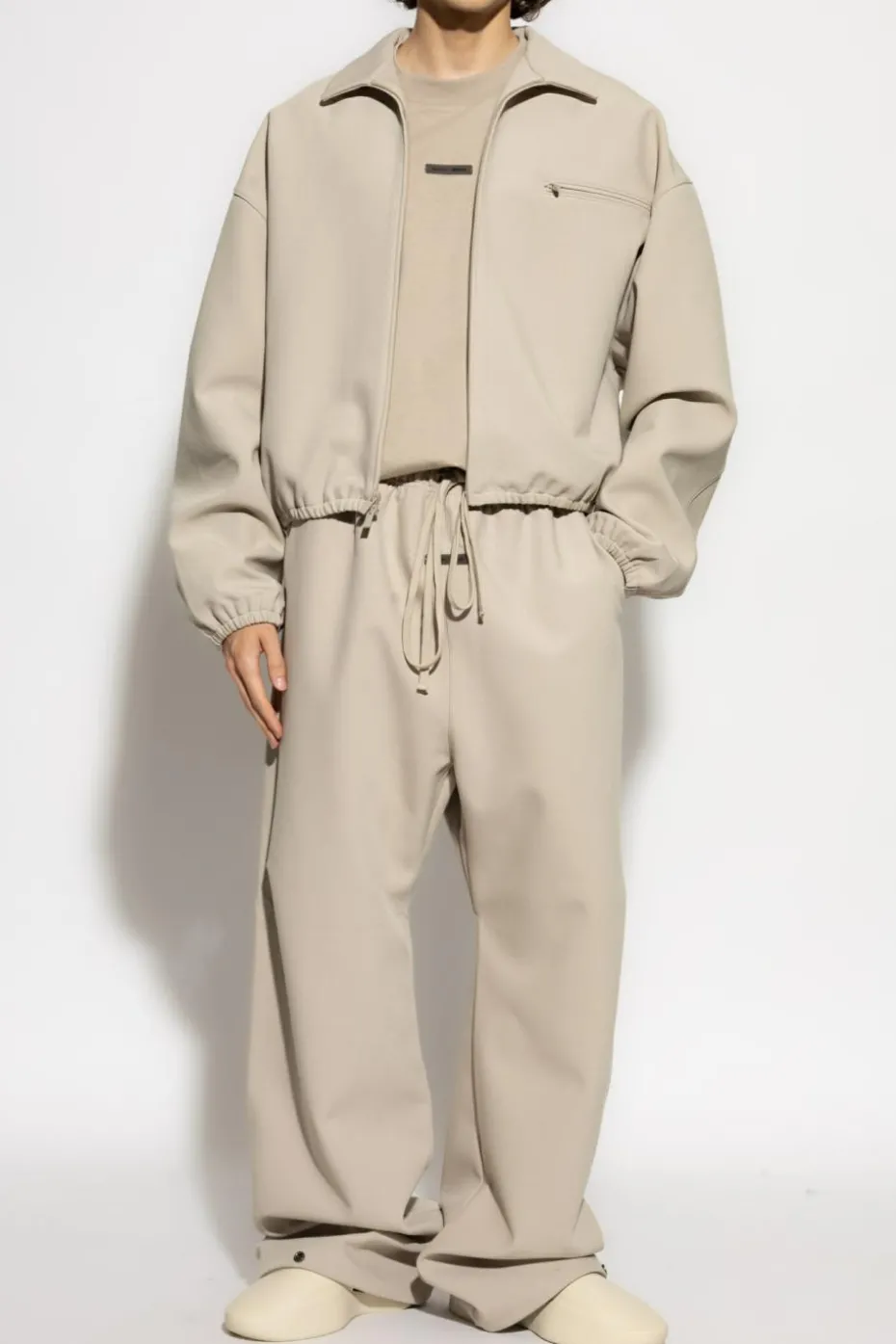 Fear Of God Essentials beżowy T-shirt z logo