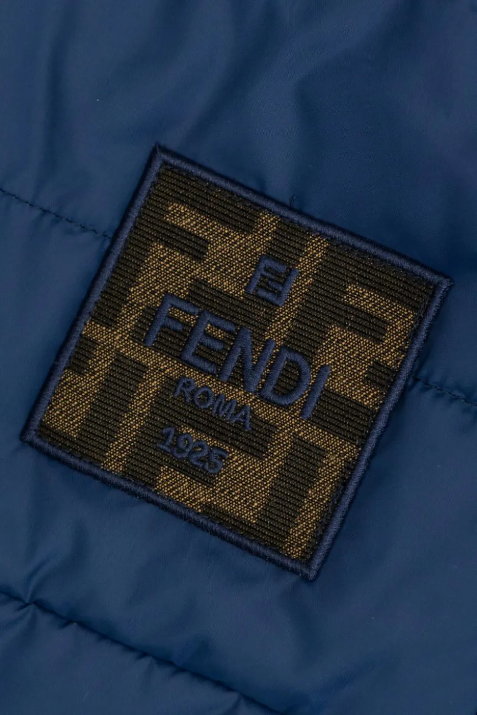 Fendi Kids GRANATOWY Ocieplana kurtka z naszywką z logo