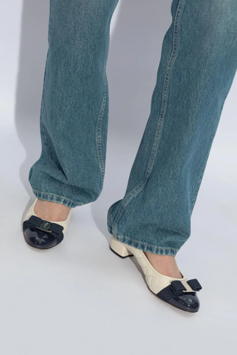 FERRAGAMO BIAŁY Buty na obcasie ‘Vara’