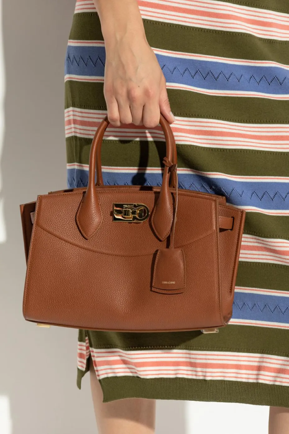 FERRAGAMO BRĄZOWY Skórzana torba do ręki