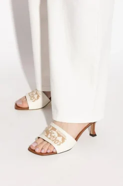 FERRAGAMO kremowy Klapki na obcasie