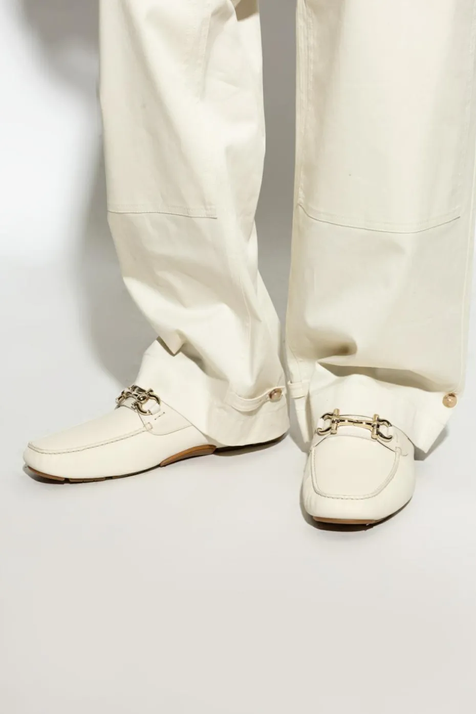 FERRAGAMO kremowy Mokasyny `Parigi`