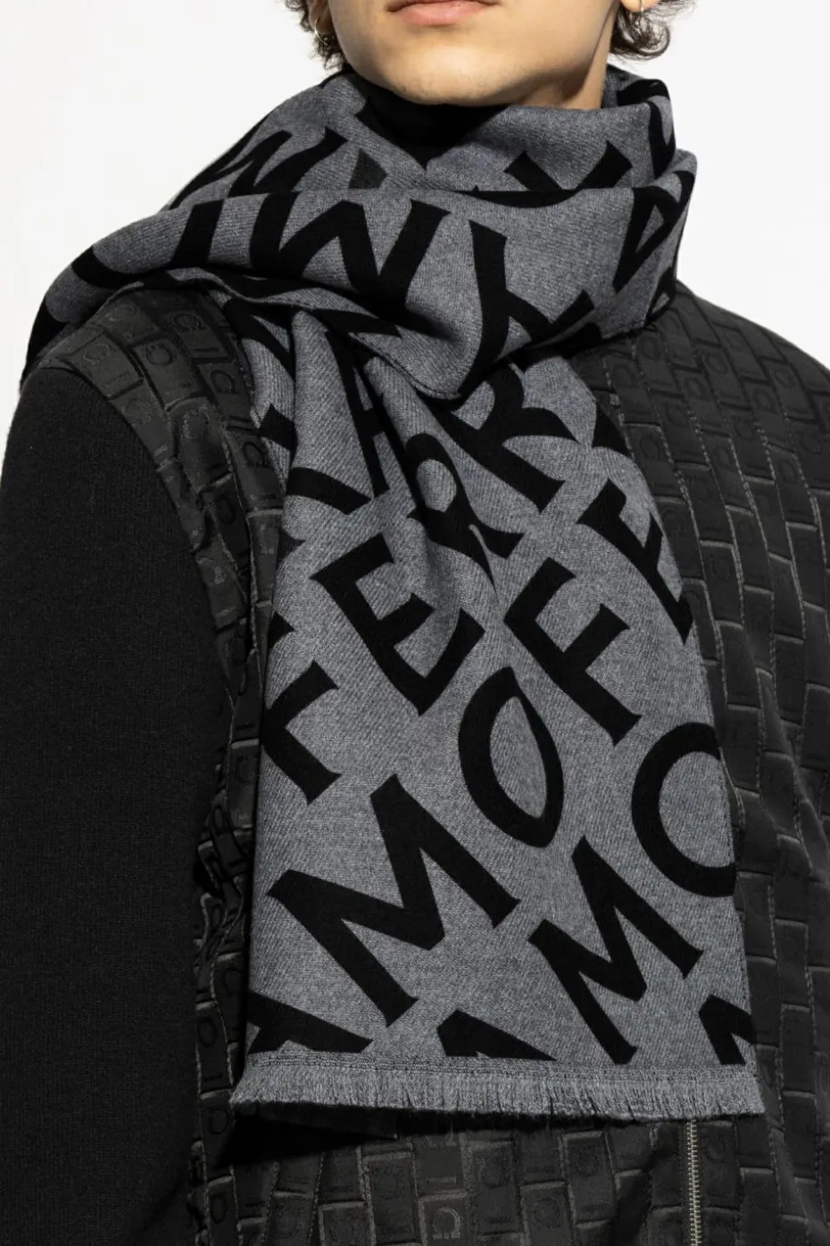 FERRAGAMO SZARY Wełniany szal z monogramem