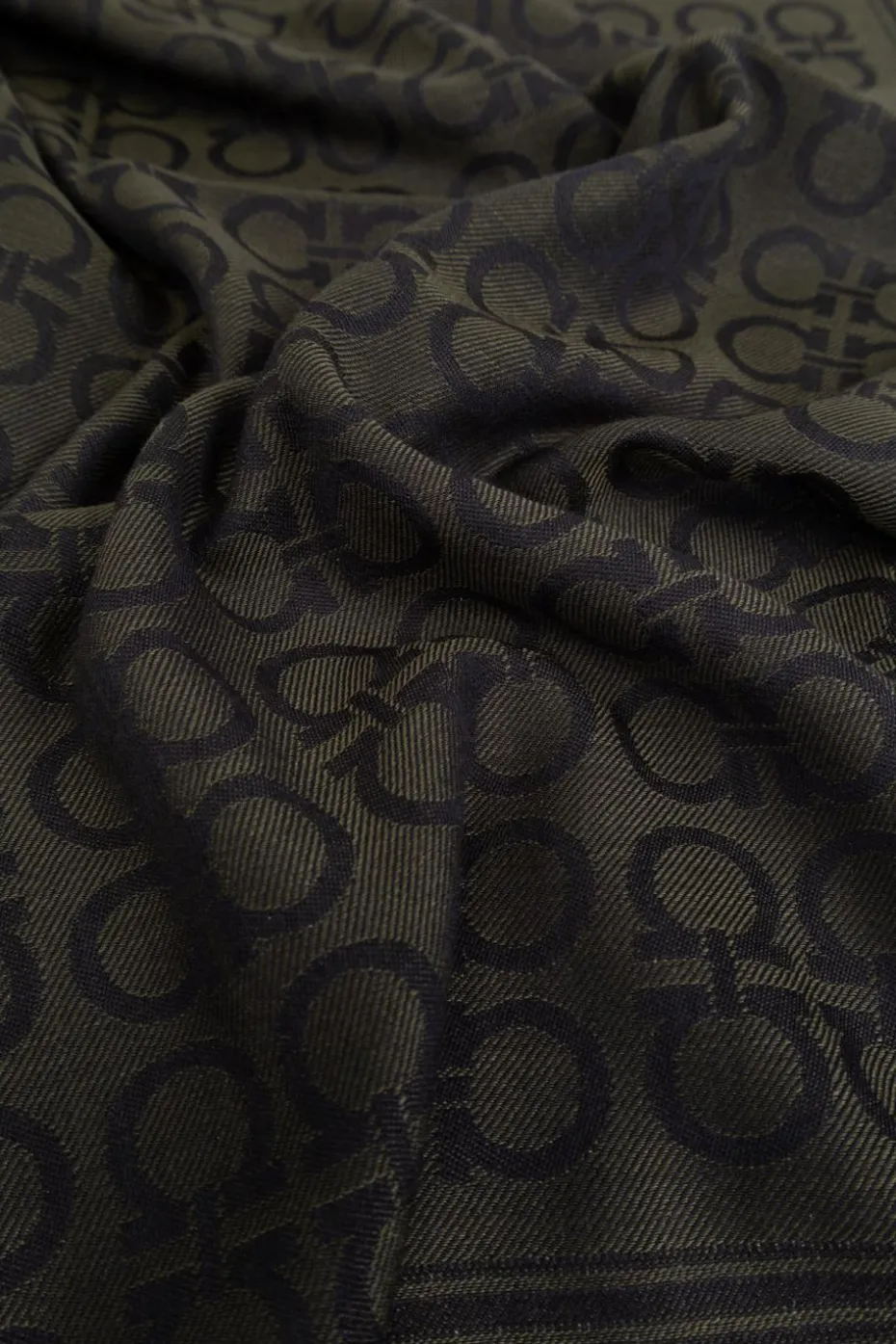 FERRAGAMO ZIELONY Szal z monogramem