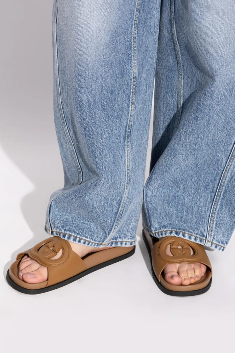 Gucci beżowy Skórzane klapki