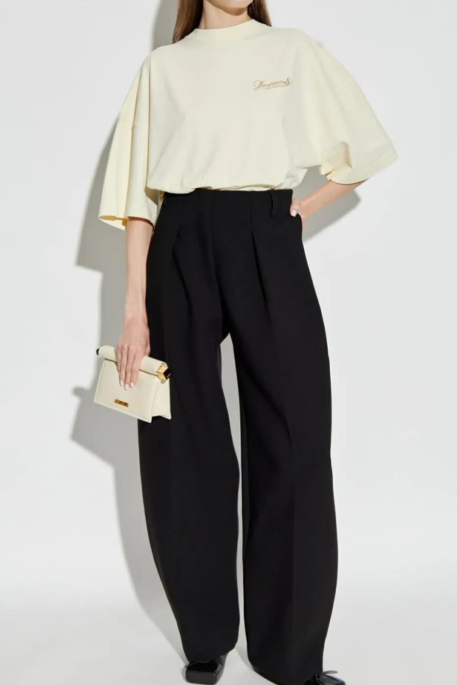 Jacquemus kremowy T-shirt typu `oversize` z wyszytym logo