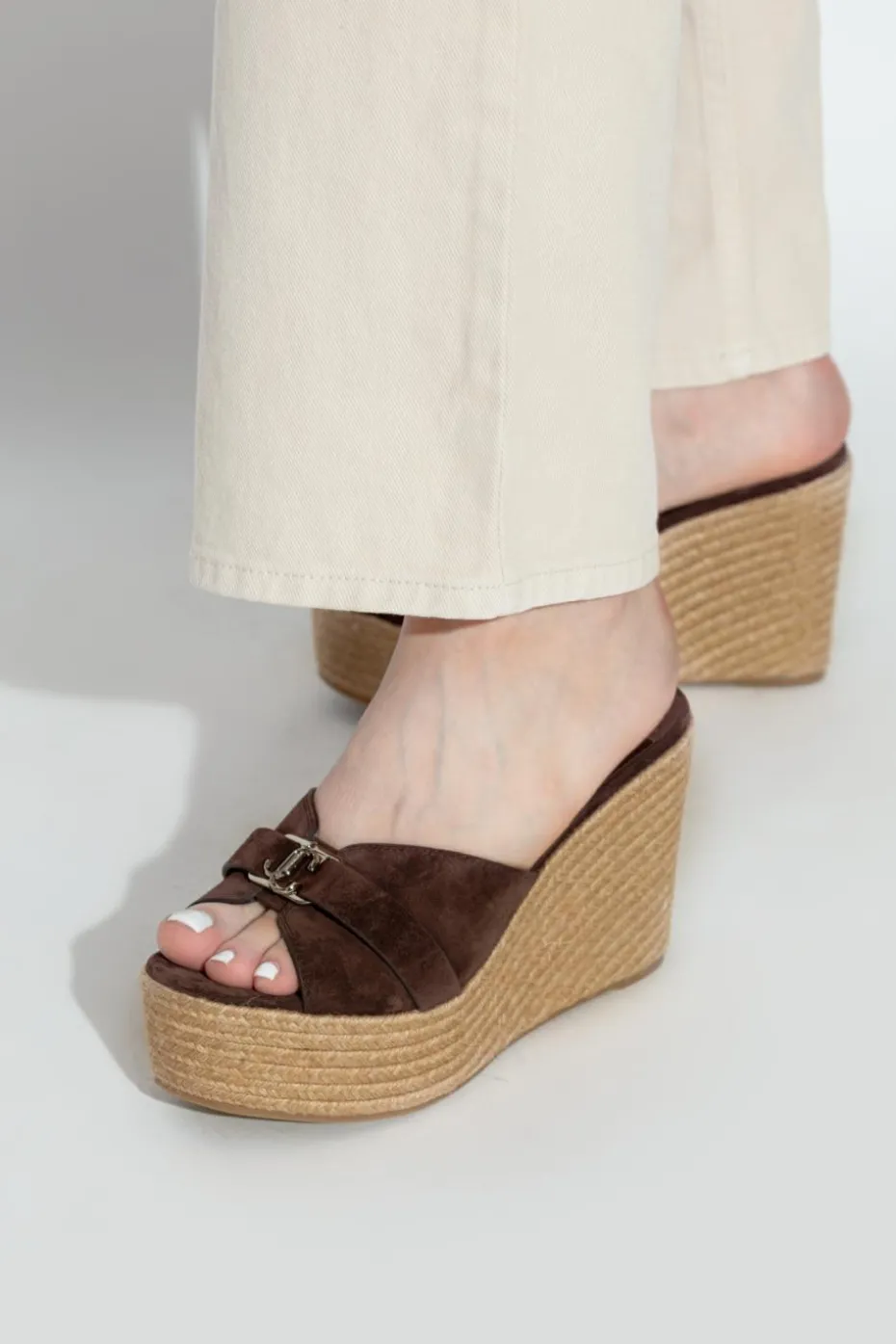 Jimmy Choo BRĄZOWY Klapki na koturnie `Leda`