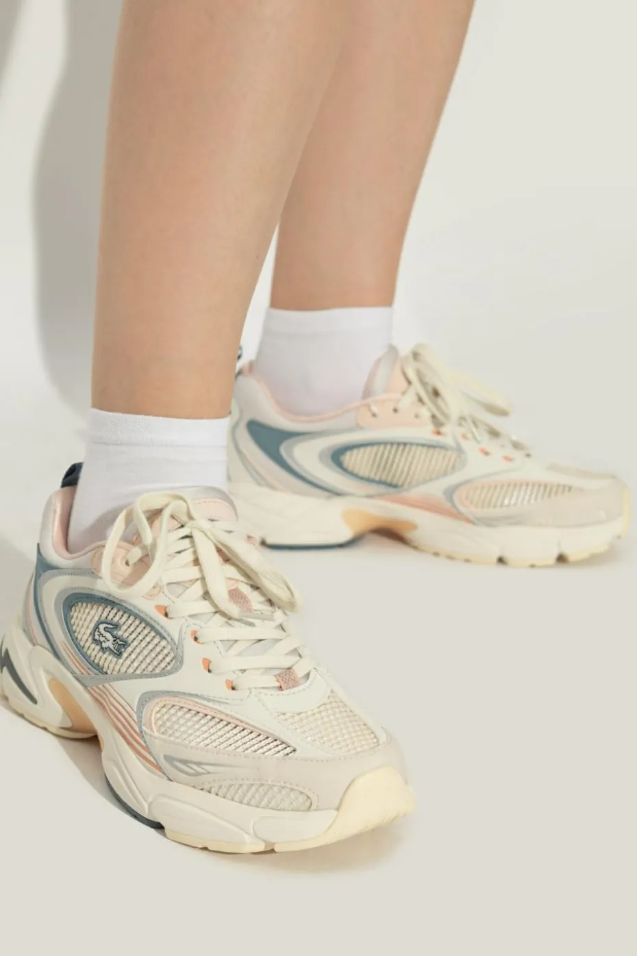 Lacoste kremowy Buty sportowe z logo