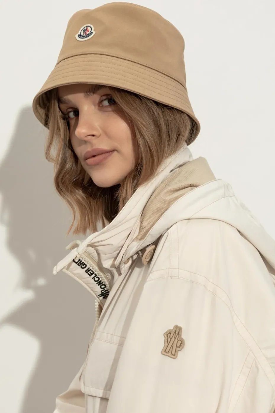 Moncler beżowy Kapelusz z naszywką z logo