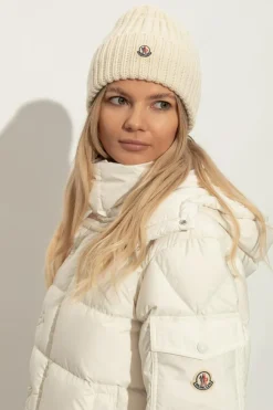 Moncler kremowy Wełniana czapka z naszywką z logo