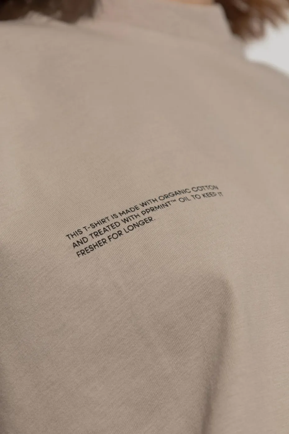 Pangaia beżowy T-shirt z logo