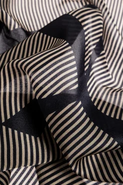 Saint Laurent beżowy Jedwabny szal