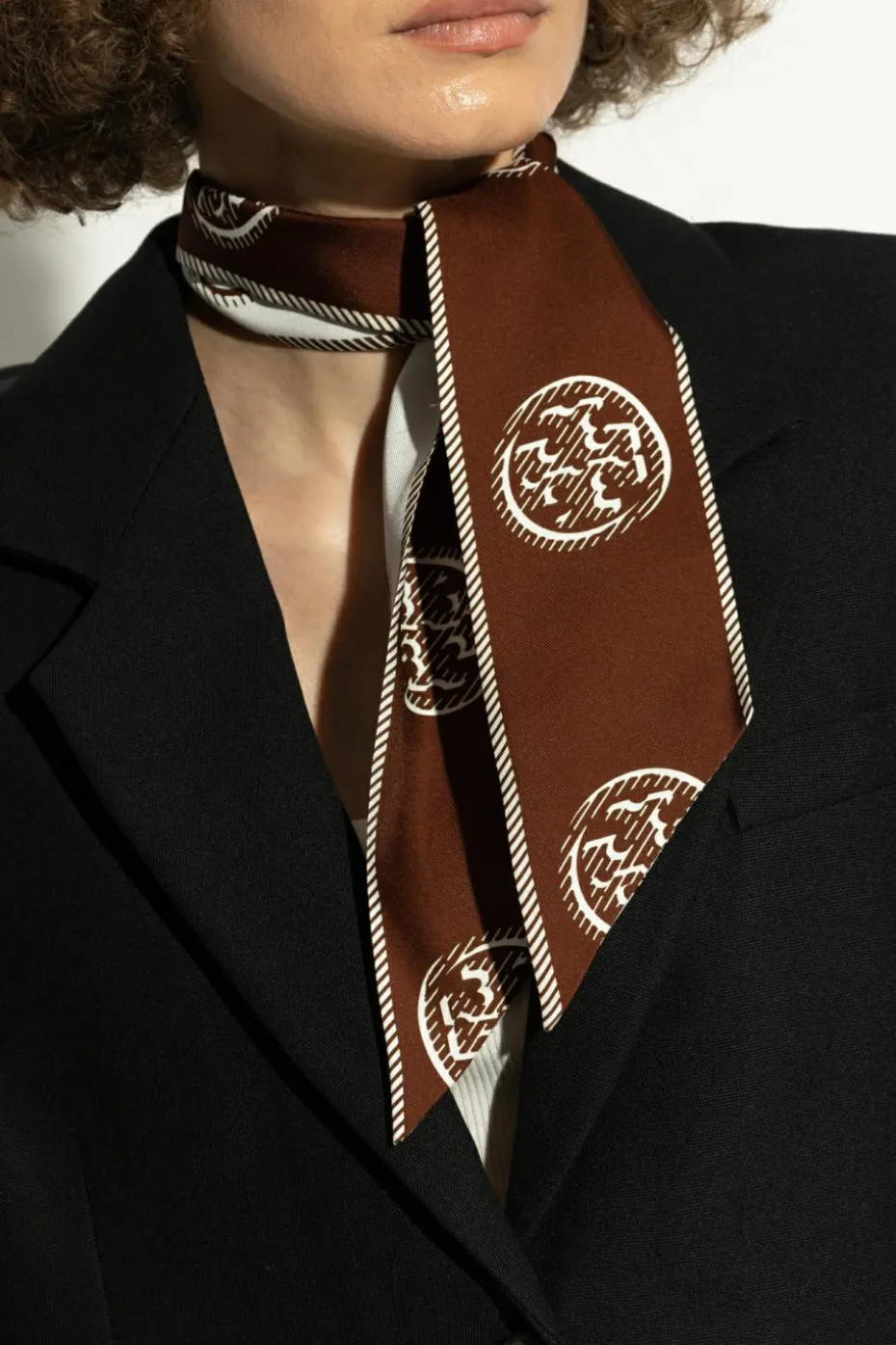 Tory Burch BRĄZOWY Jedwabna apaszka z logo