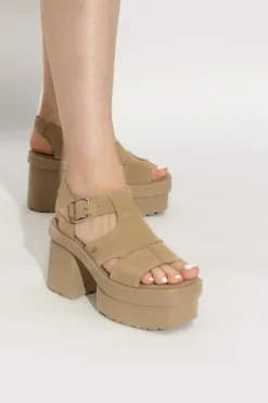 UGG beżowy Sandały na platformie `W NEW HEIGHTS PLATFORM T-STRAP`