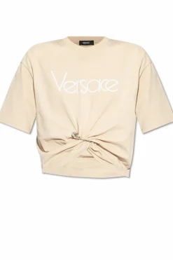 Versace beżowy T-shirt z dekoracyjną agrafką