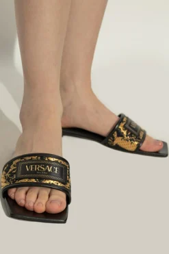Versace CZARNY Klapki z logo