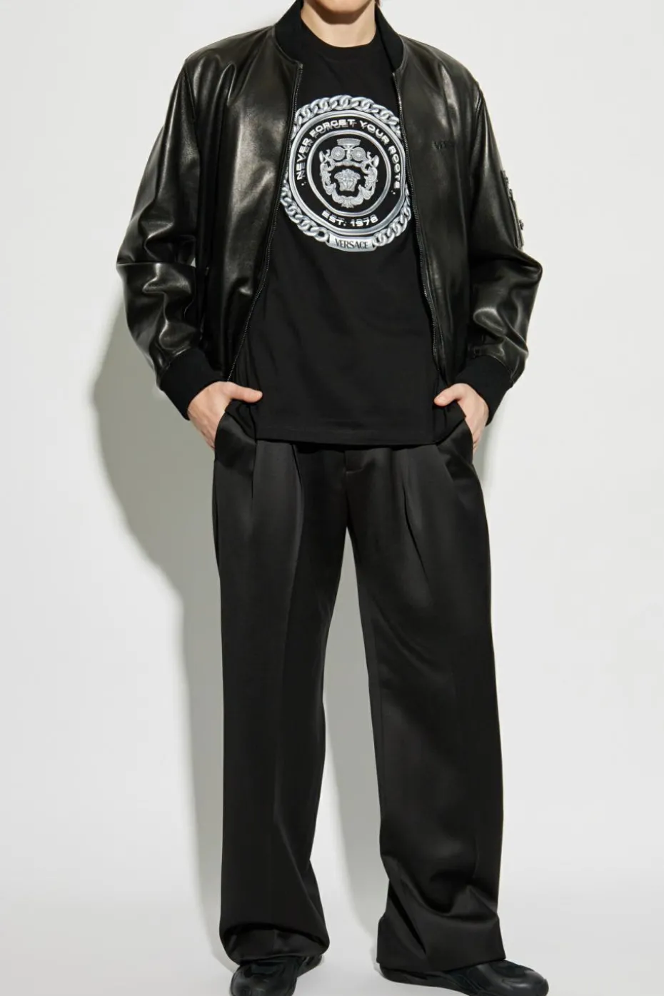 Versace CZARNY T-shirt z nadrukowanym logo
