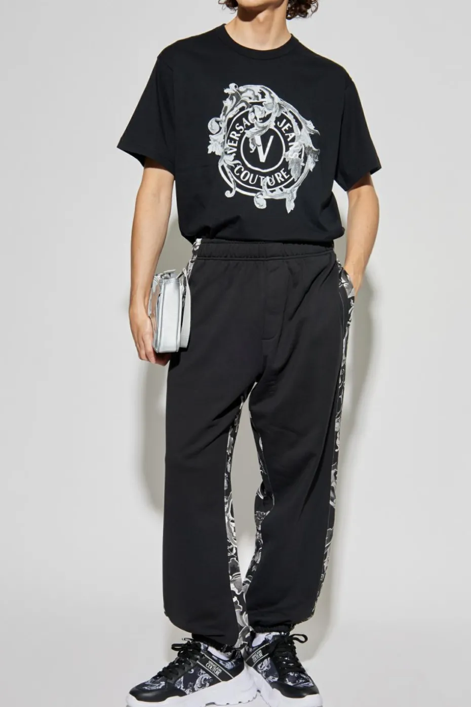 Versace Jeans Couture CZARNY Spodnie dresowe z nadrukiem `Barocco`