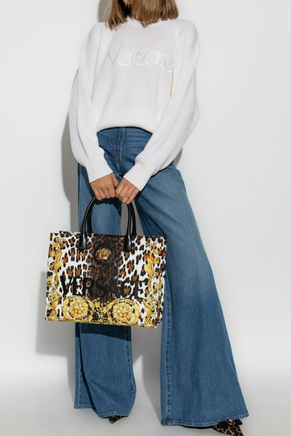 Versace kremowy Sweter z wyszytym logo