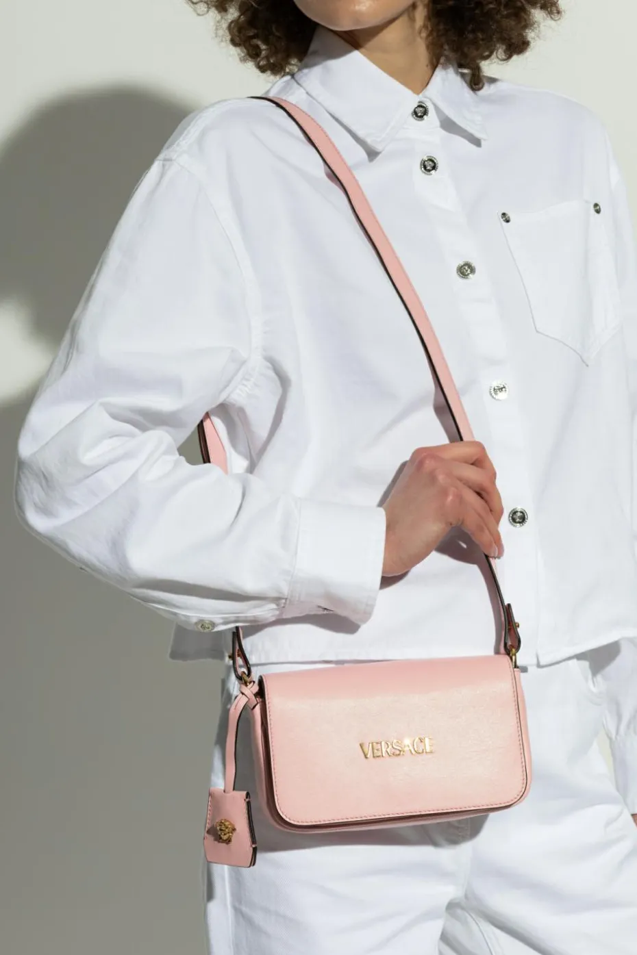 Versace RÓŻOWY Torba na ramię `Tag Mini`