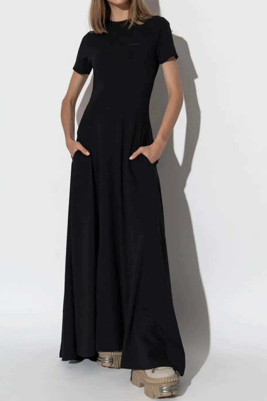 VETEMENTS CZARNY Sukienka z logo